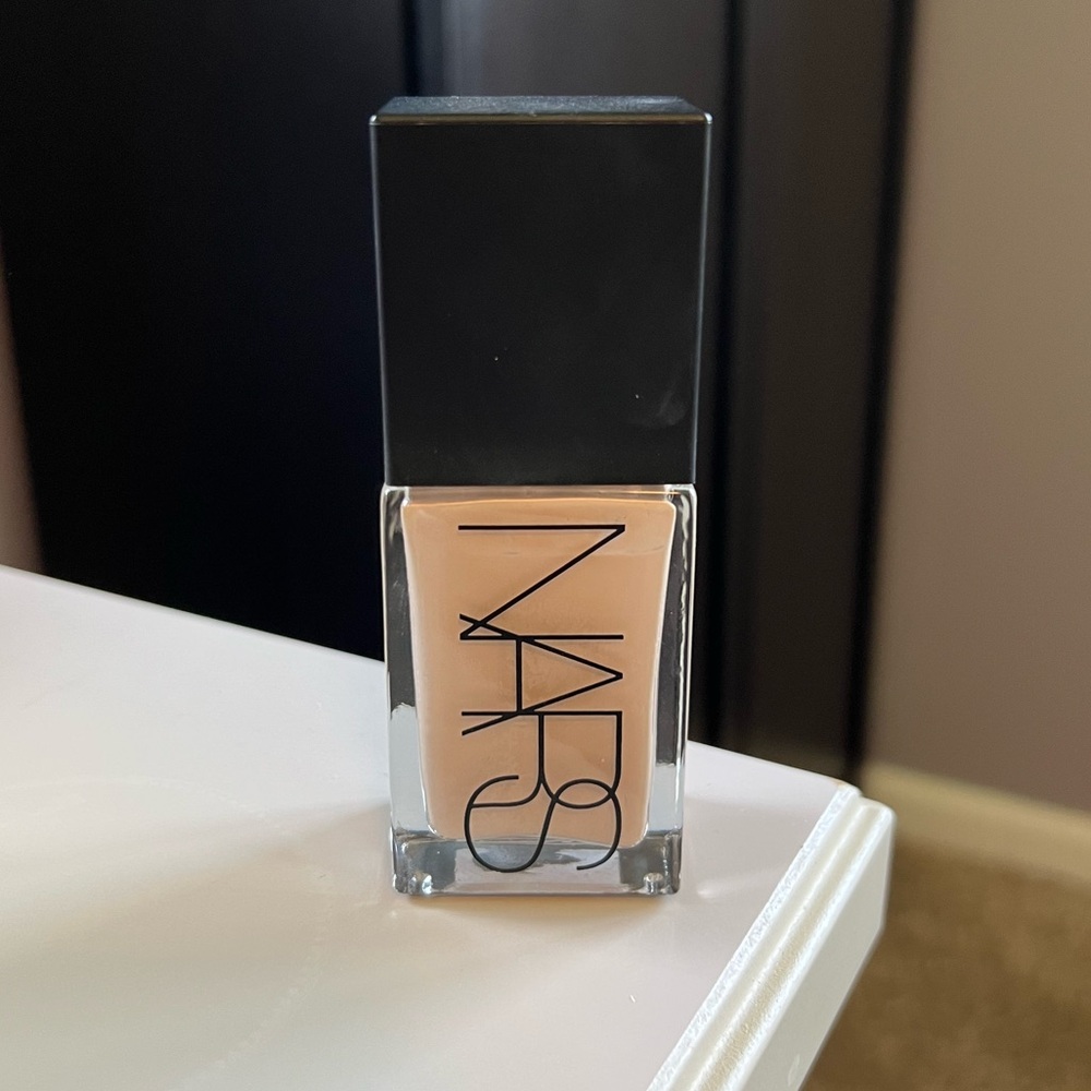 NARS Light Reflecting Liquid Foundation - Shade L1 Oslo